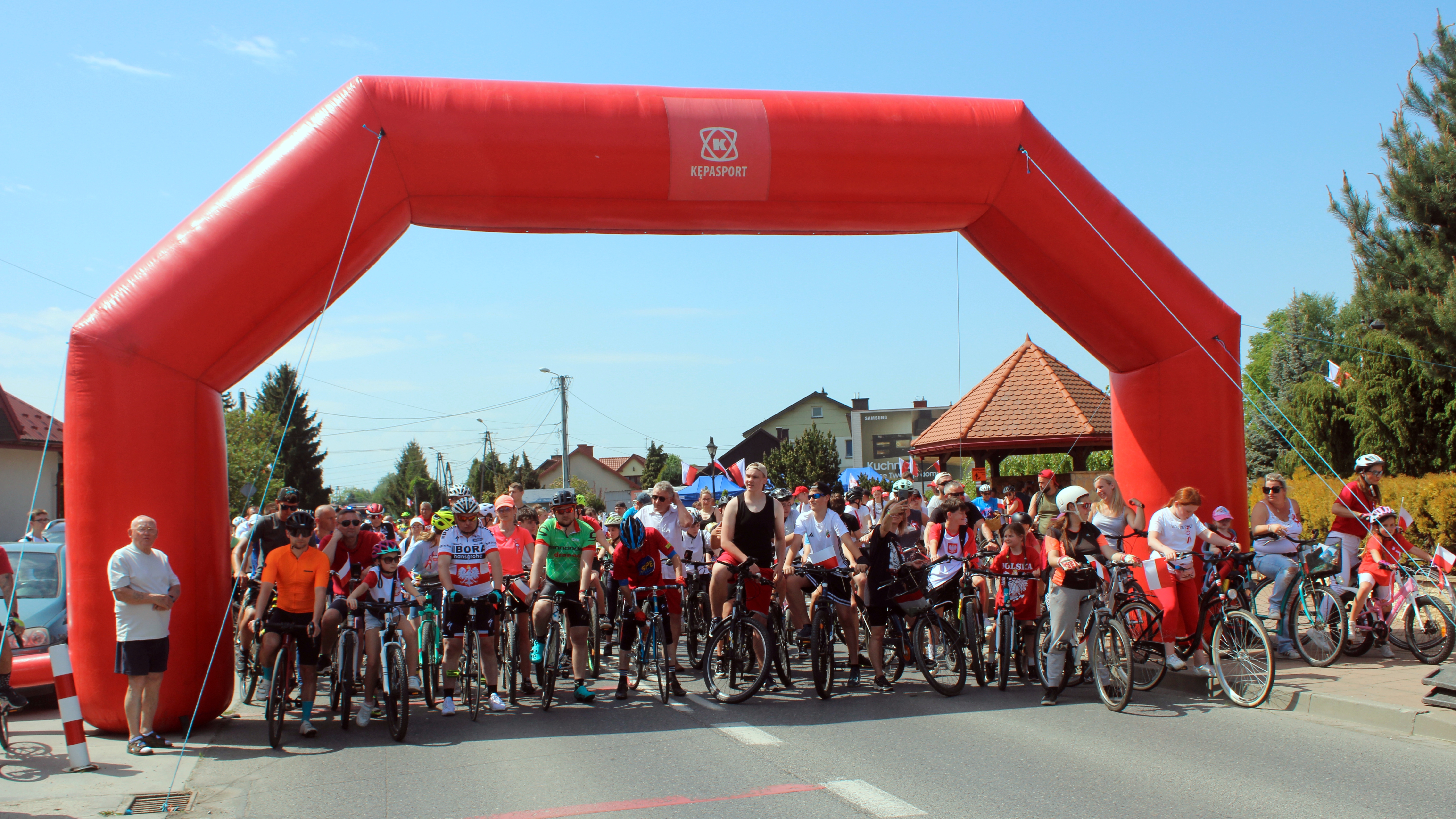 Tłumy rowerzystów na biało-czerwonym rajdzie. Udział wzięły całe rodziny