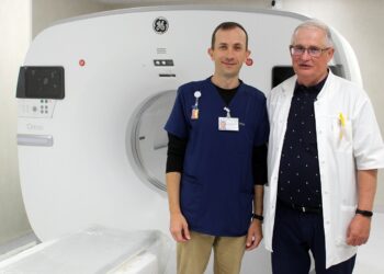 na zdjęciu: elektroradiolog Jacek Młodziński, dr Andrzej Radkowski. W tle aparat PET