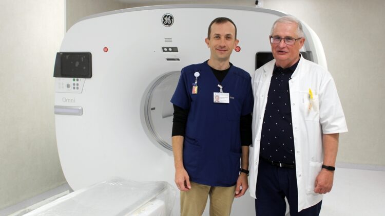 na zdjęciu: elektroradiolog Jacek Młodziński, dr Andrzej Radkowski. W tle aparat PET