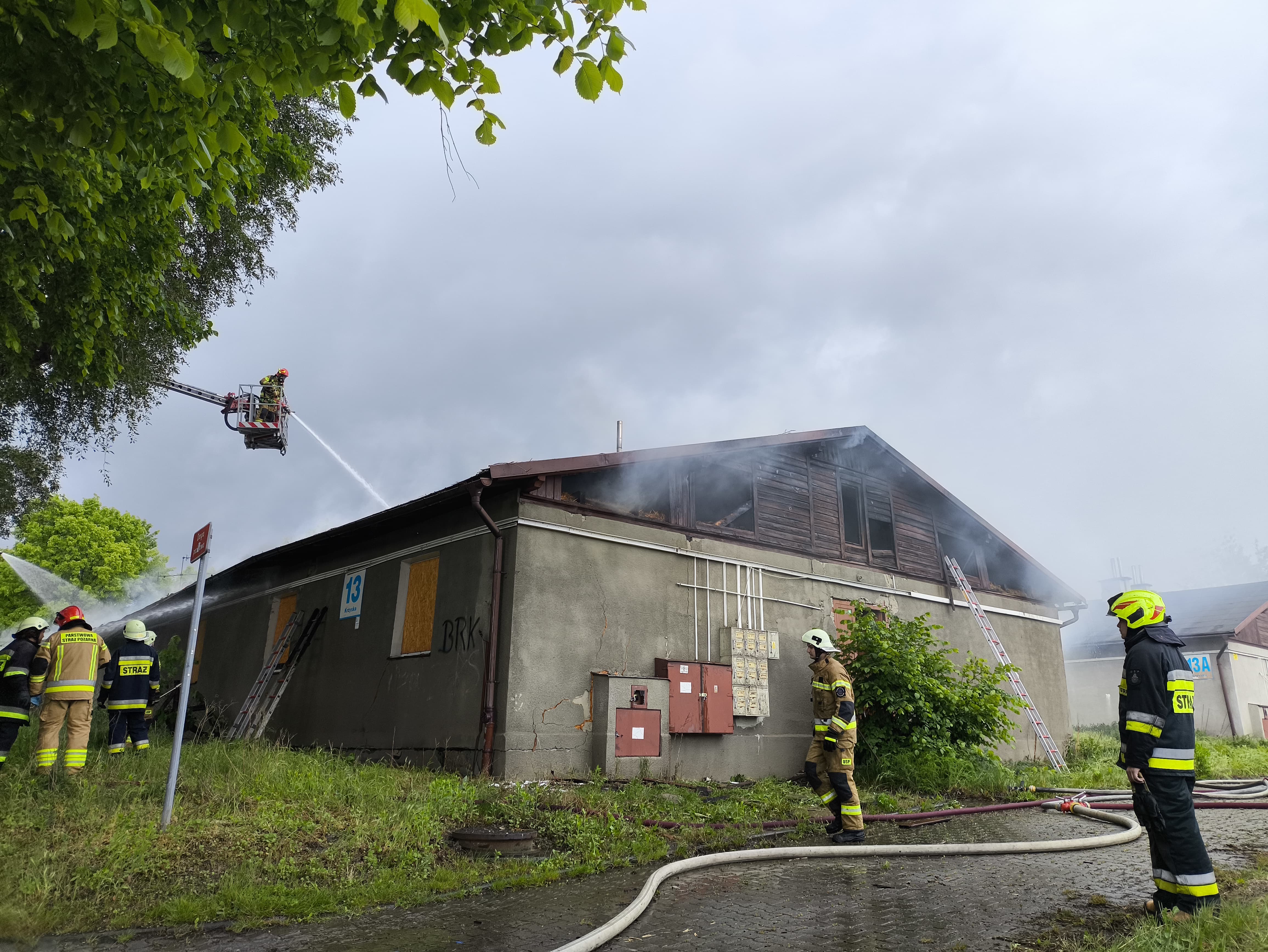Tarnów. Pożar baraków ugaszony – trzeba rozebrać konstrukcję dachu [ZDJĘCIA] [AKTUALIZACJA]