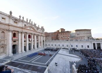 2025.05.08 Oczekiwanie na papieskie pozdrowienie w dniu wyboru, fot. Vatican News