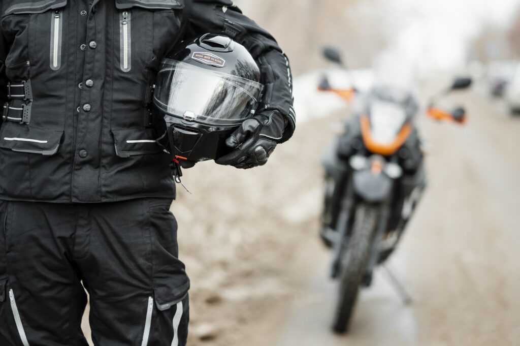 mezczyzni na motocyklu w zimowy dzien