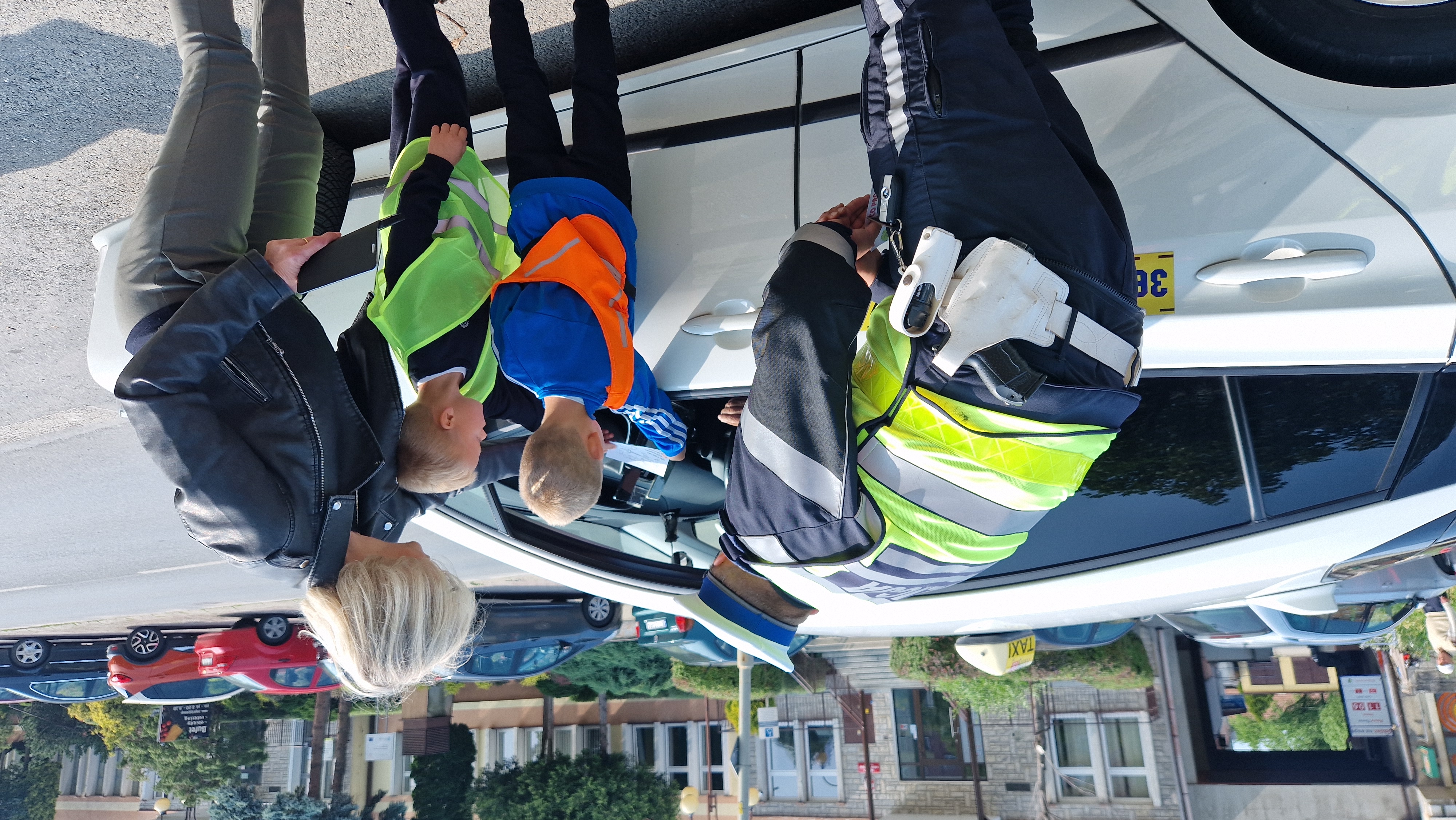 ’Kierowco, proszę zwolnij’ – dzieci pomagają policjantom edukować o bezpieczeństwie na drogach