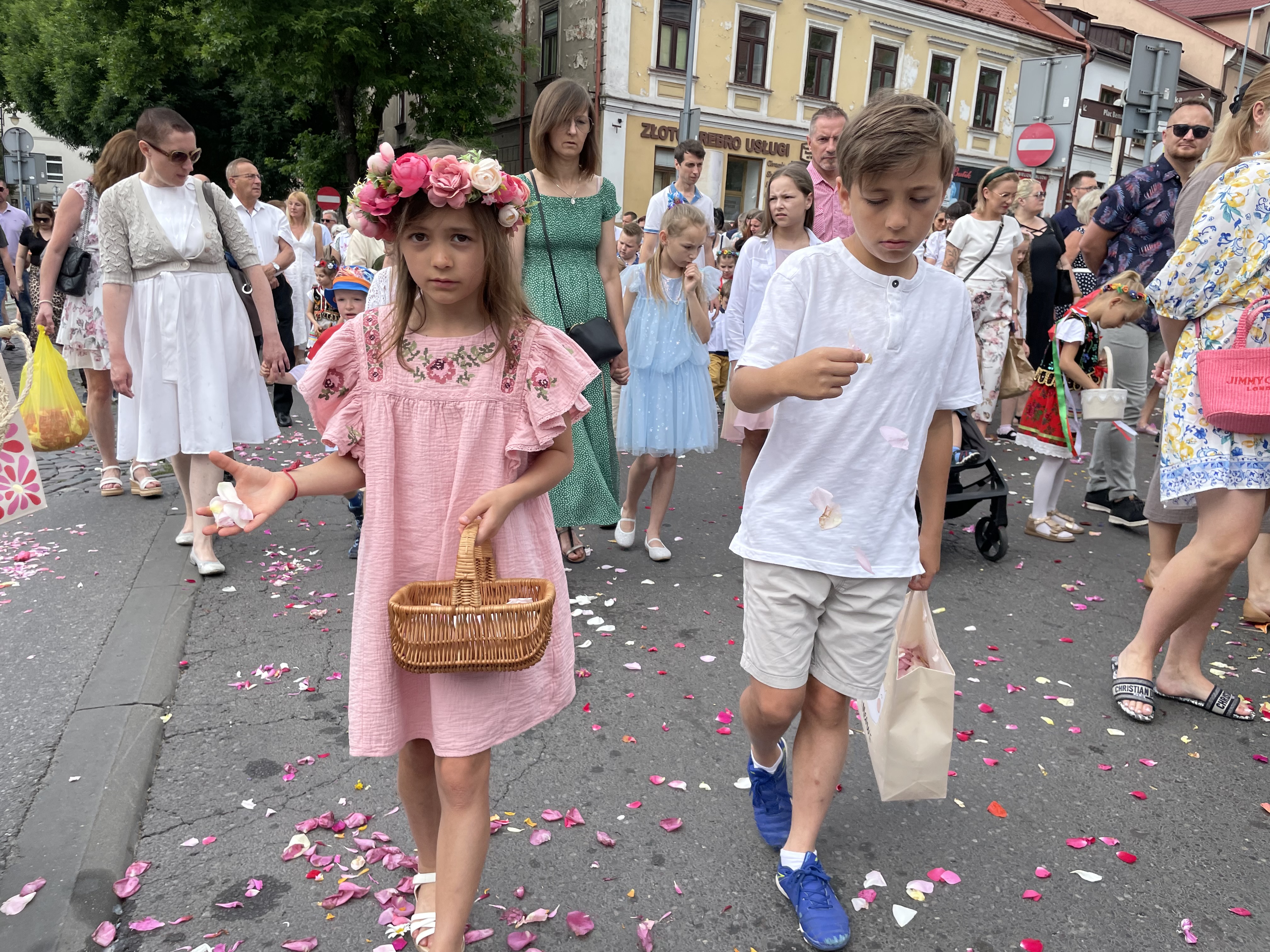 Manifestacja wiary i oddanie czci Ciału Chrystusa – Boże Ciało w Tarnowie z tłumem wiernych [ZDJĘCIA]