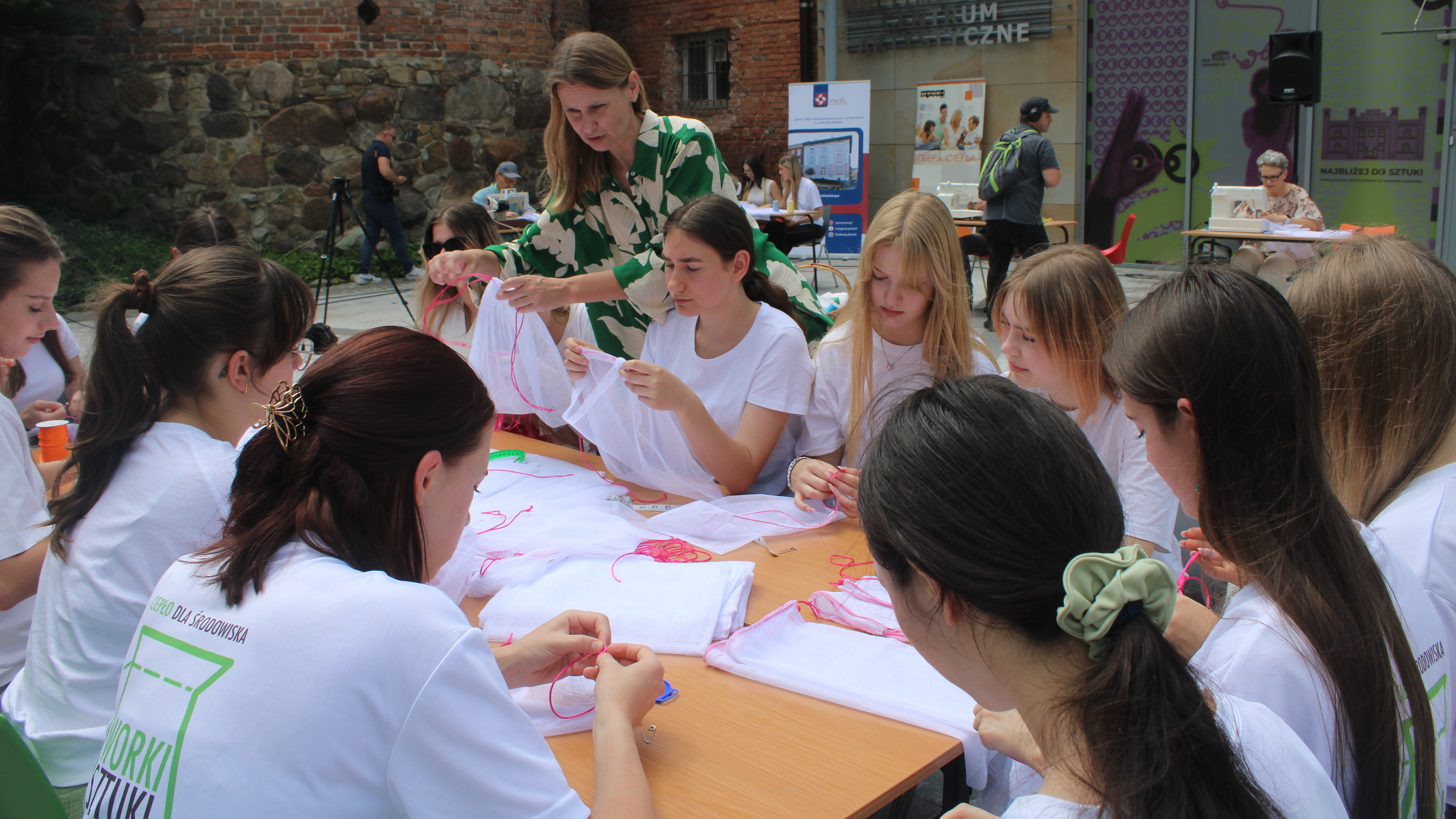 Z niepotrzebnych firanek powstały ekoworeczki