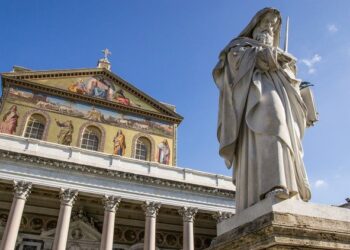 Bazylika św. Pawła za Murami i figura Apostoła Narodów (fot. VaticanNews)