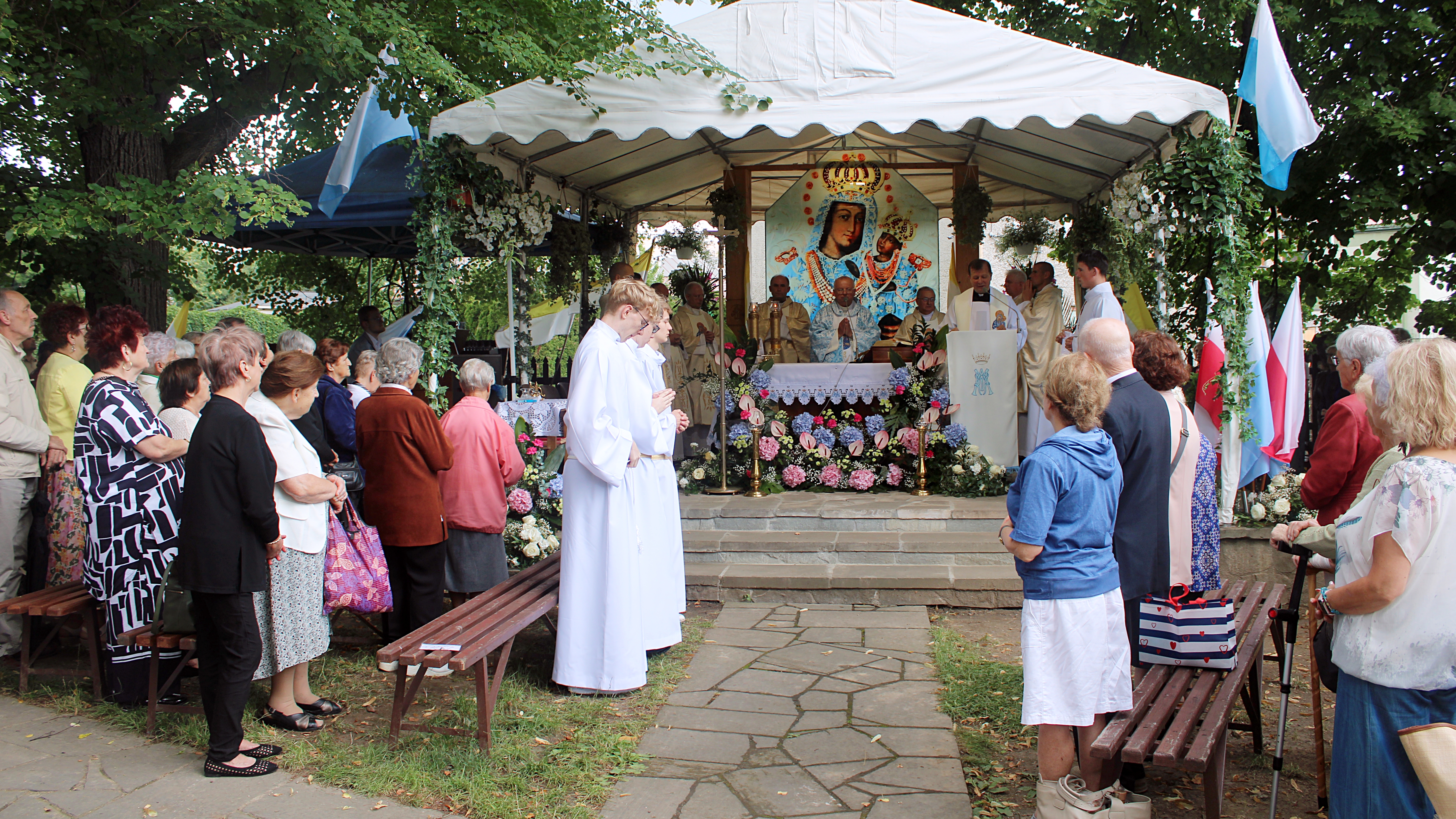 Wierni zanoszą osobiste intencje Matce Bożej Szkaplerznej podczas odpustu na Burku