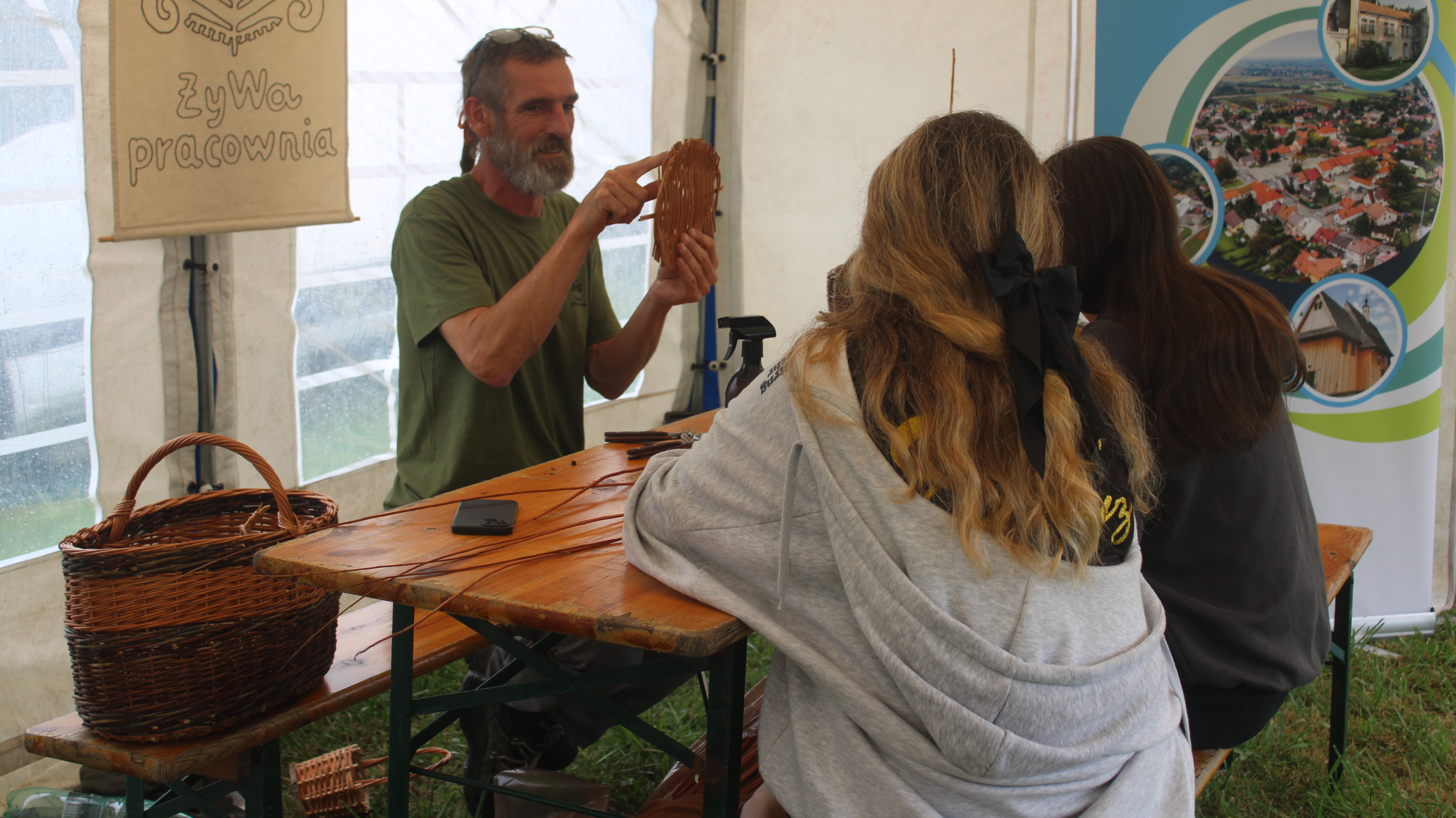 Deszcz nie odstraszył amatorów wikliny – w Ispie odbyły się warsztaty