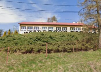 fot. Google Street View - szkoła w Lubince