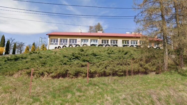 fot. Google Street View - szkoła w Lubince