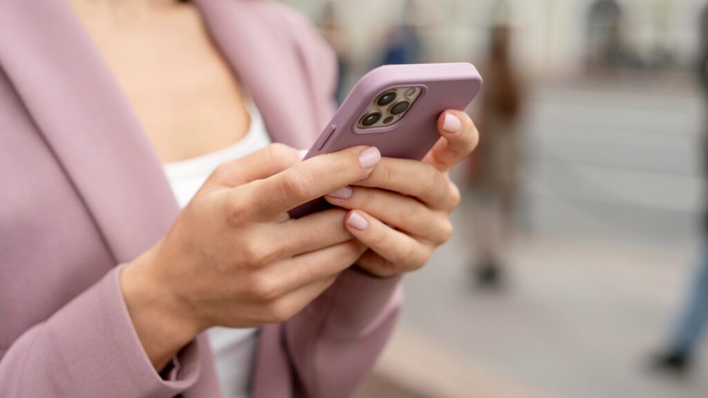 zblizenie na rece trzymajac smartfon