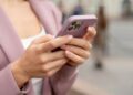 zblizenie na rece trzymajac smartfon