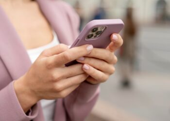 zblizenie na rece trzymajac smartfon