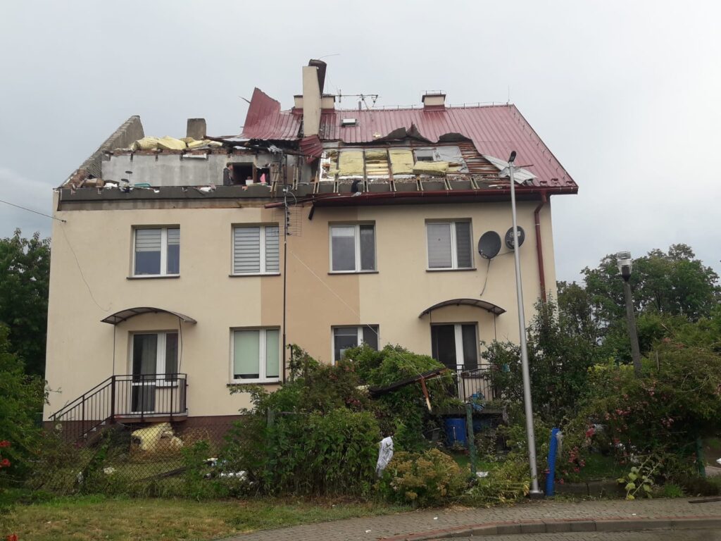 zerwany dach