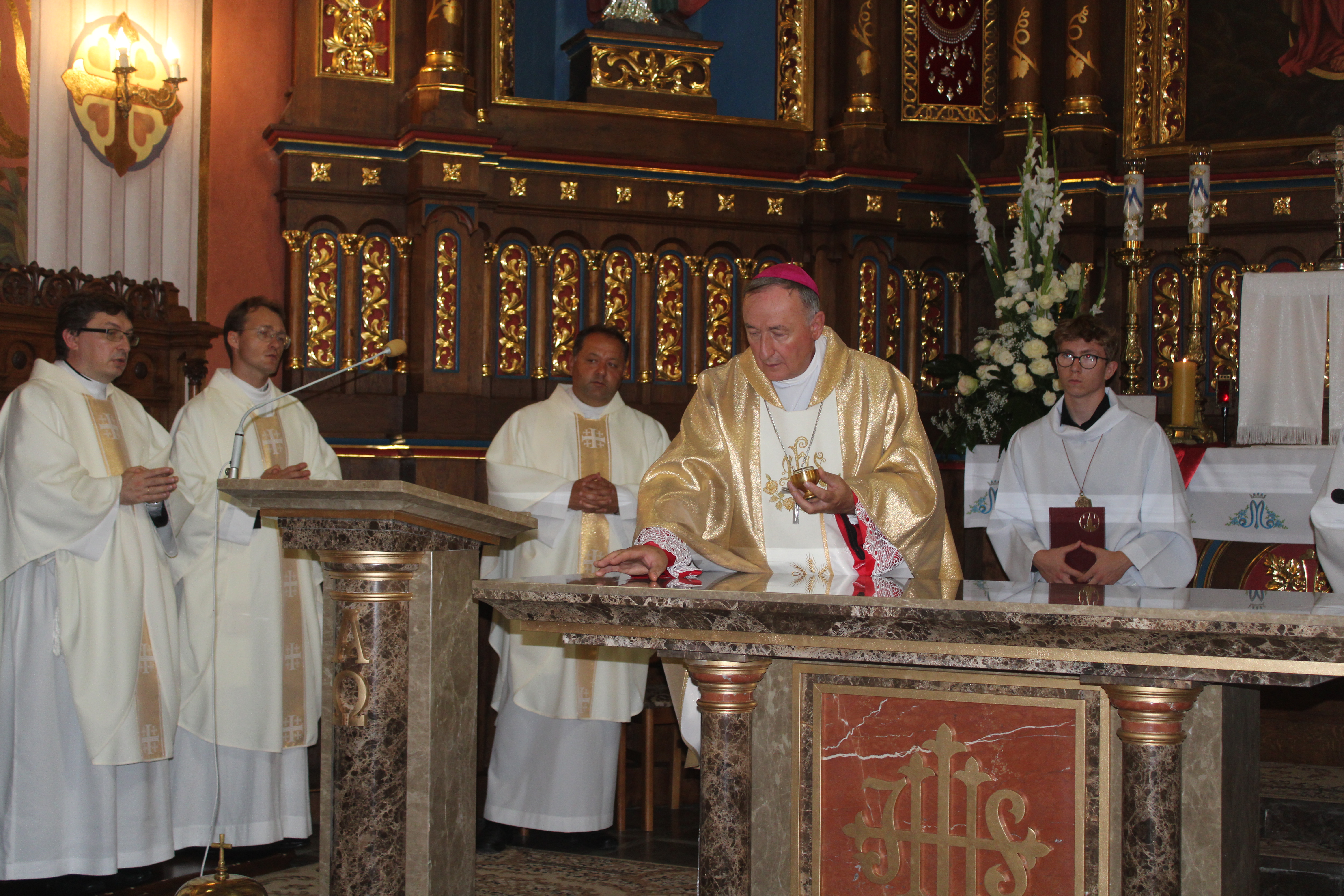 Bp Andrzej Jeż poświęcił odnowione wnętrze kościoła w Wierzchosławicach i konsekrował ołtarz [ZDJĘCIA]