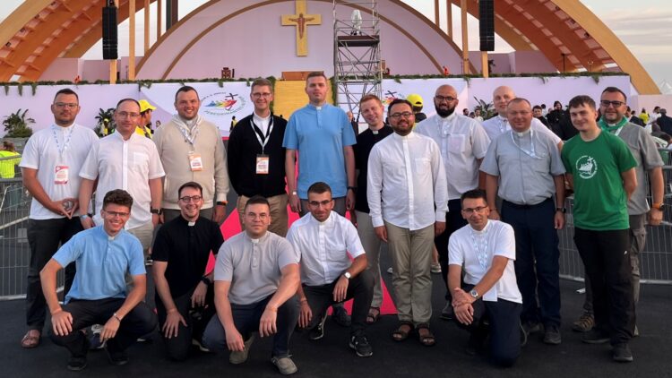 na zdjęciu: część kapłanów z diecezji tarnowskiej, uczestnicząca w Jubileuszu Młodych