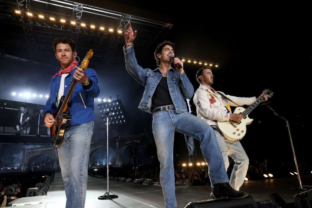 Nick Jonas Joe Jonas Kevin Jonas Jonas20 Greetings From Your Hometown 081125 883076d354514ee191e3abdbcf4c3e81