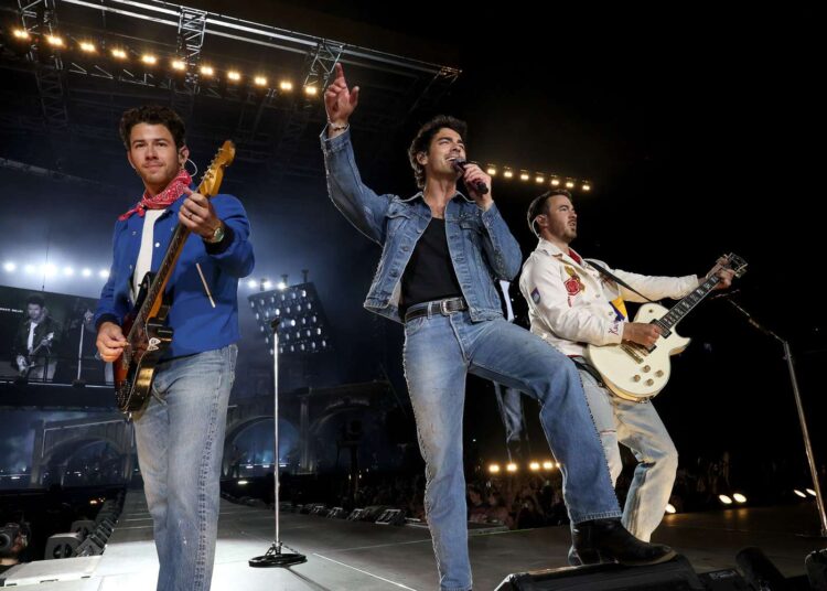 Nick Jonas Joe Jonas Kevin Jonas Jonas20 Greetings From Your Hometown 081125 883076d354514ee191e3abdbcf4c3e81