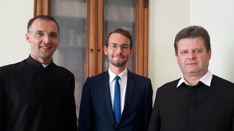 na zdjęciu od lewej: ks. Jacek Soprych, Kacper Łabno, ks. Maciej Mitera COr