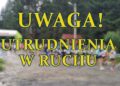 napis UWAGA UTRUDNIENIA W RUCHU w tle rozmyte zdjecie biegaczy
