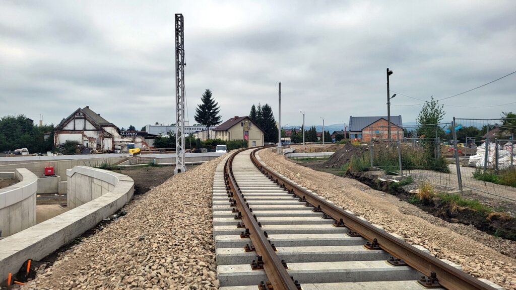 Kolejowa łącznica ominie dworzec w Nowym Sączu. PKP PLK potwierdza, że taka inwestycja jest planowana 1 nowy sacz linia kolejowa 09 202513