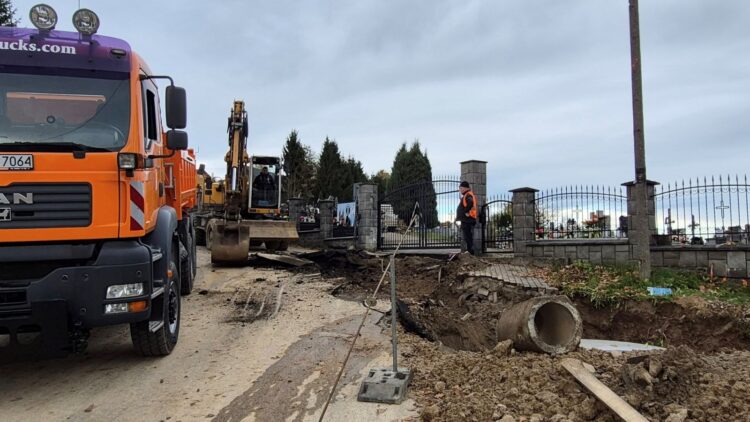 Utrudniony dojazd na cmentarz w Rzepienniku Strzyżewskim 1 fot. fb: Marek Karaś - Wójt Gminy Rzepiennik Strzyżewski