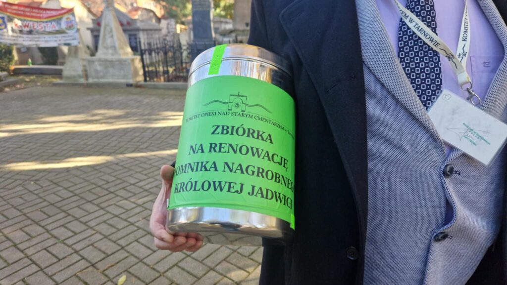 Będą tu do zmroku. Na Starym Cmentarzu w Tarnowie ruszyła coroczna kwesta 1 6e2aVFoB