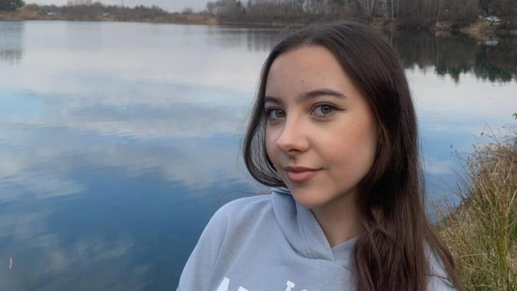 Zuzia po wypadku porusza się na wózku. Uczniowie organizują dla niej koncert charytatywny 2 988ffee071cc7bb086afed3cf44e1e8b