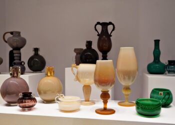 Ponad 400 flakonów, pater, karafek i szkieł użytkowych – ‘Szklany zawrót głowy’ w Muzeum Ziemi Tarnowskiej 2 fot. Muzeum Ziemi Tarnowskiej