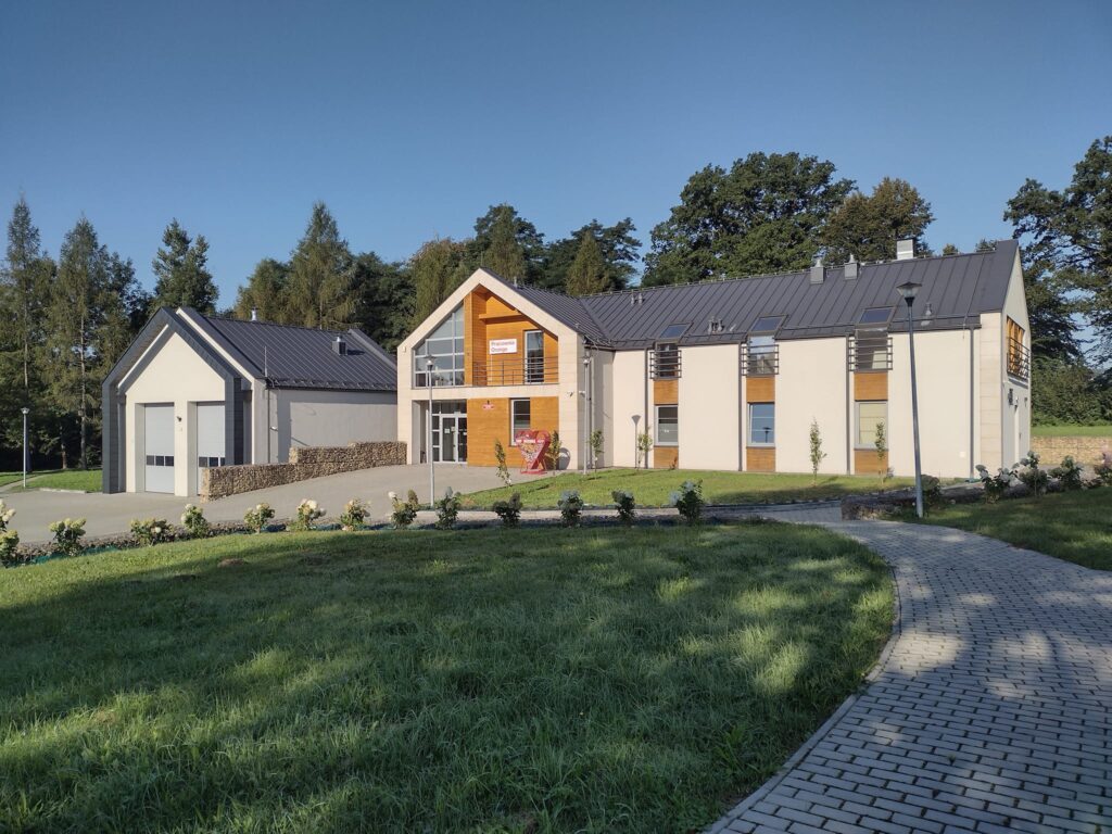 Dzieci z Biesnej zmienią siedzibę szkoły? Dom Ludowy to opcja najbardziej prawdopodobna 1 Dom Ludowy Biesna