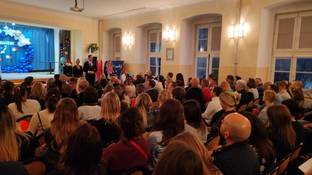 Dalsza niepewność rodziców i deklaracja prezydenta. Burzliwie na spotkaniu w sprawie Szkoły Podstawowej nr 24 1 IMG20251030163613