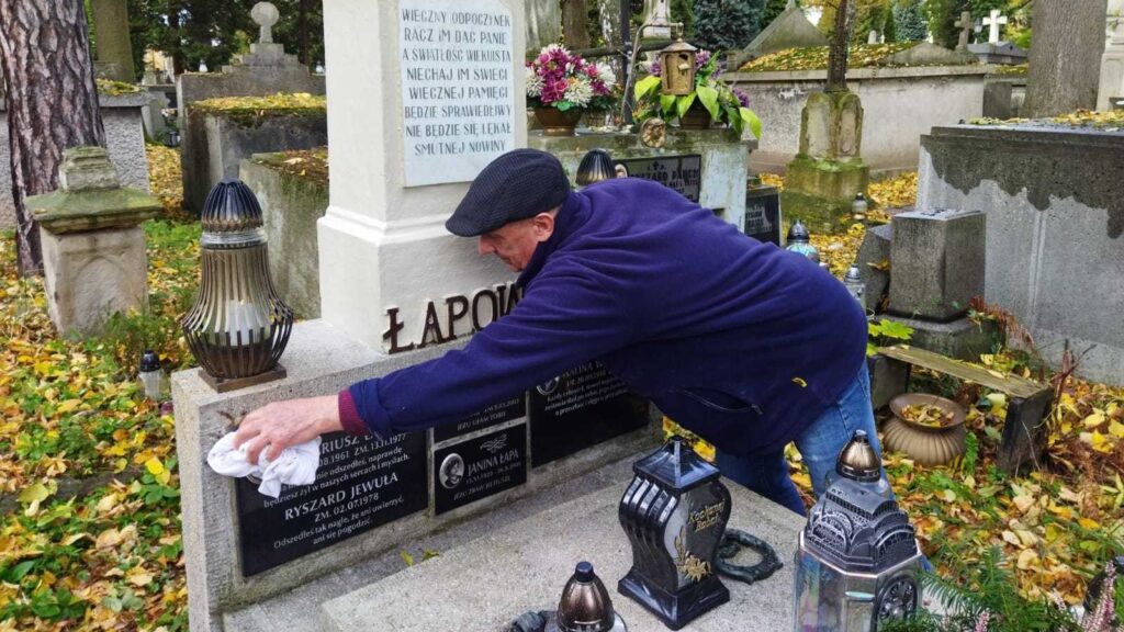 Ks. dr Jacek Soprych: Troska o groby zmarłych oznacza naszą miłość i szacunek dla tych, którzy odeszli 2 WhatsApp Image 2025 10 22 at 11.18.27