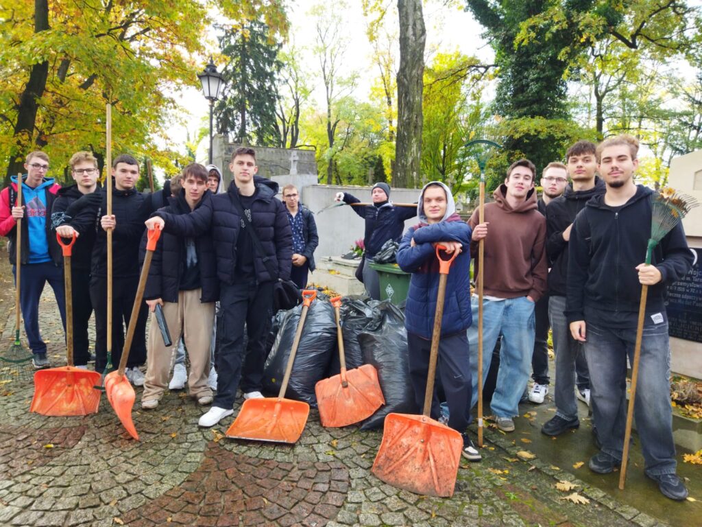Młodzież pomaga w sprzątaniu grobów na Starym Cmentarzu w Tarnowie 1 WhatsApp Image 2025 10 22 at 11.18.34 1