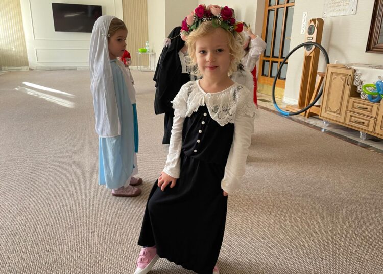 Zamiast dyni, duchów i mrocznych strachów – stroje świętych i rozmowy o patronach. Tarnowskie przedszkole dba o tradycję 1 WhatsApp Image 2025 10 31 at 11.47.09