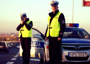 Pędził 155 km/h w terenie zabudowanym! Skrajnie nieodpowiedzialny kierowca stracił prawo jazdy 2 zdjęci ilustracyjne: Małopolska Policja