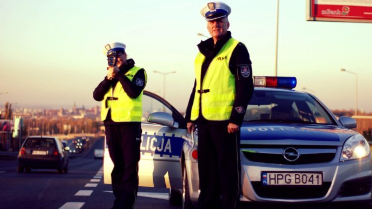 Pędził 155 km/h w terenie zabudowanym! Skrajnie nieodpowiedzialny kierowca stracił prawo jazdy 1 zdjęci ilustracyjne: Małopolska Policja