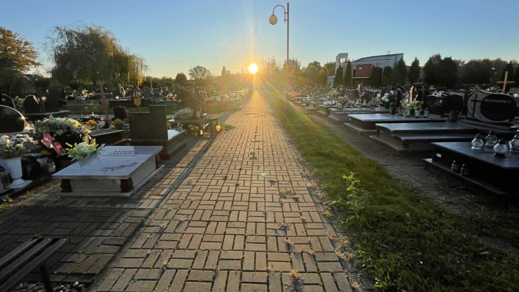 Tarnowskie cmentarze oblegane o świcie i po zmroku 1 cm