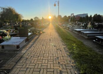 Tarnowskie cmentarze oblegane o świcie i po zmroku 2 cm