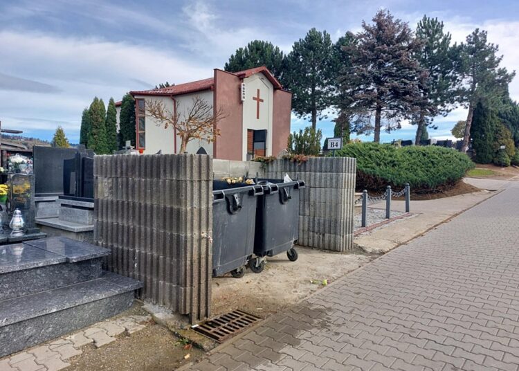 Nowy Sącz: Co z segregacją odpadów na cmentarzach? Zarządca apeluje o przestrzeganie zasad 1 cx1