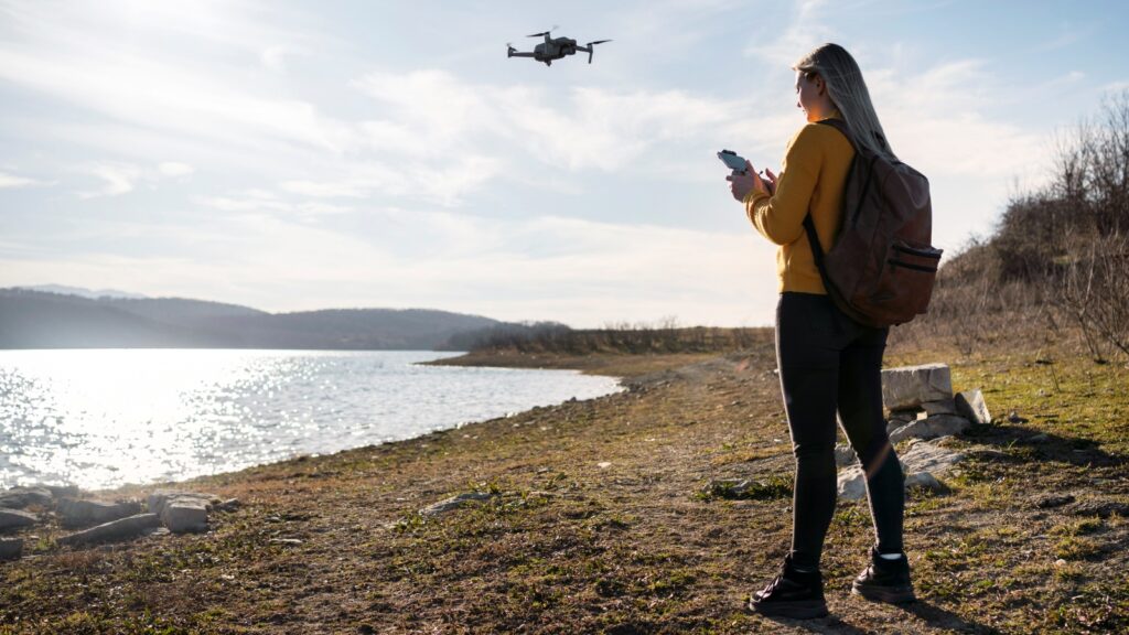 pelna strzal kobieta z dronem na zewnatrz