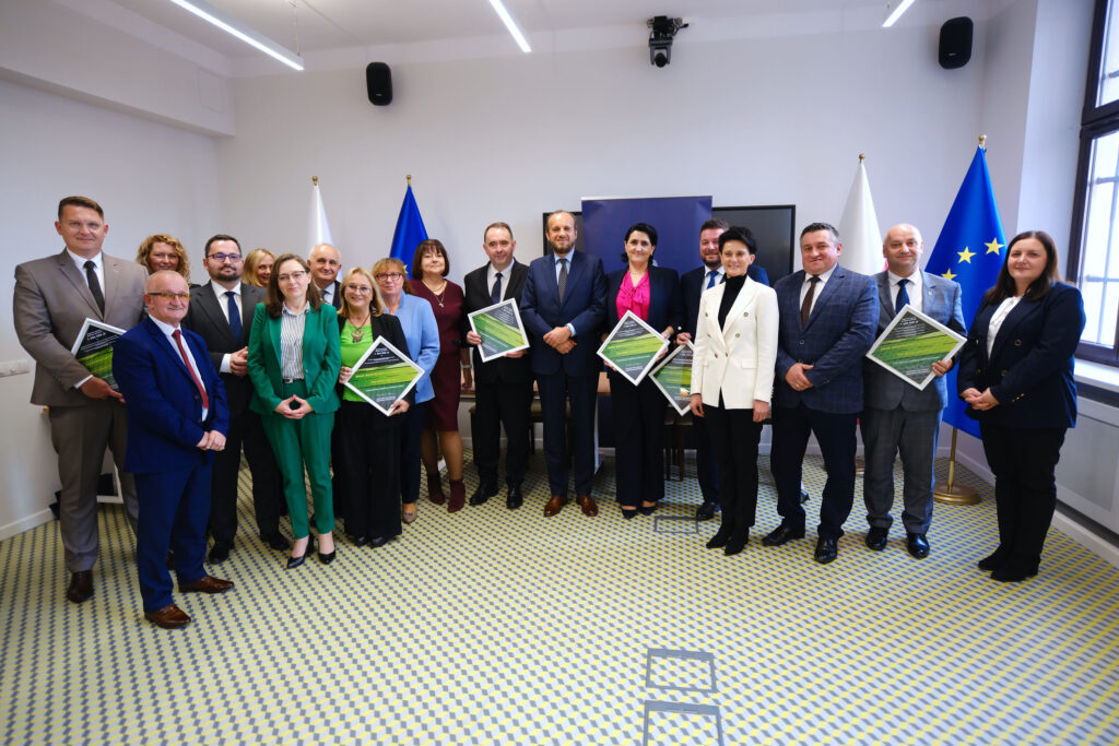 Drogi uszkodzone przez ulewy będą naprawiane. Pieniądze od wojewody rozdane 1 wojewoda powodziowki