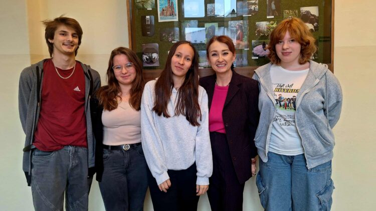 na zdjęciu: uczniowie ZSEiG i pedagog szkolny Marta Zawadzka