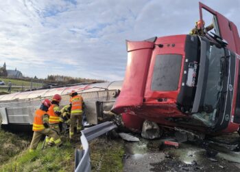 Cysterna przewróciła się na autostradzie. Wyciekły substancje, służące do produkcji farb 2 fot. KM PSP w Tarnowie