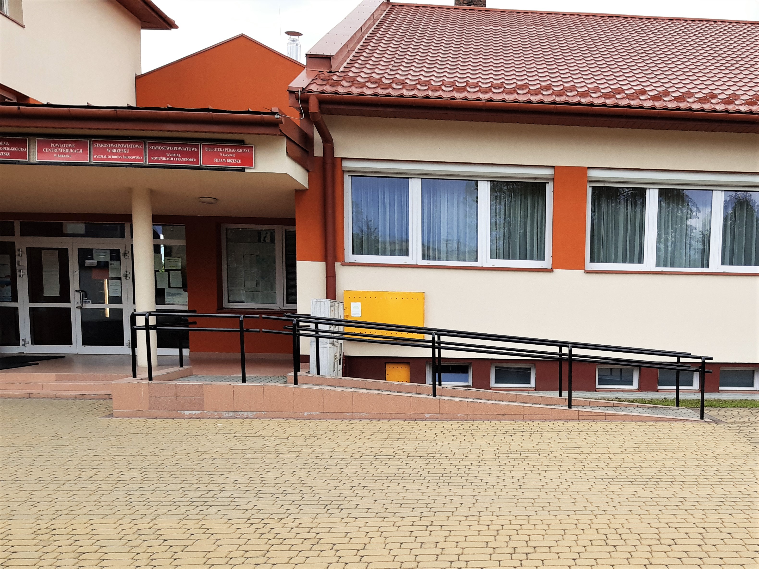 Ewakuacja w starostwie. Swoje stanowiska pracy musieli opuścić pracownicy komunikacji