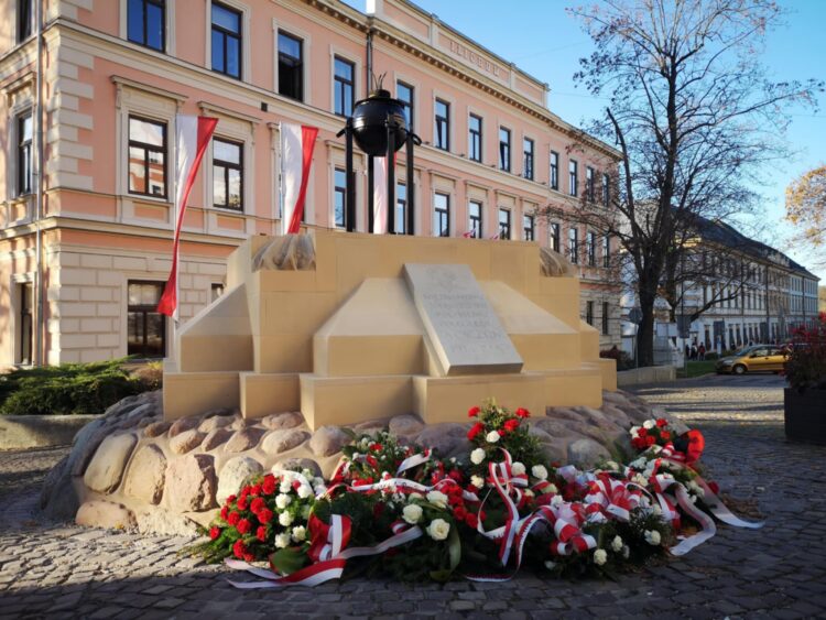 Tarnowskie święto przy odnowionym pomniku 1 35b4c432 4bd4 4adf 9357 339062eba2c1