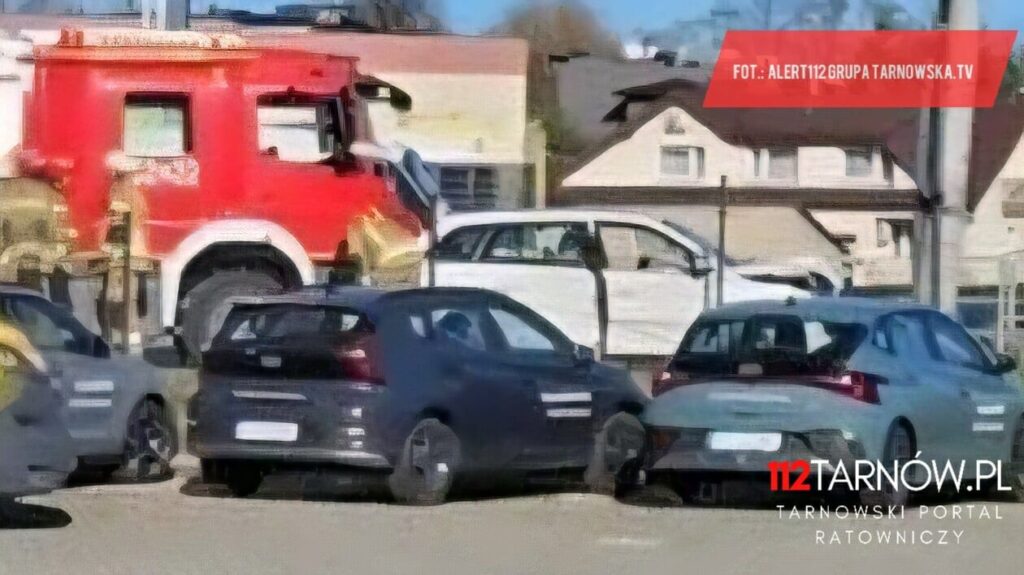 Wypadek w Tarnowie. Samochód wjechał w latarnię 1 577012908 1373322234164360 2499948896172601032 n