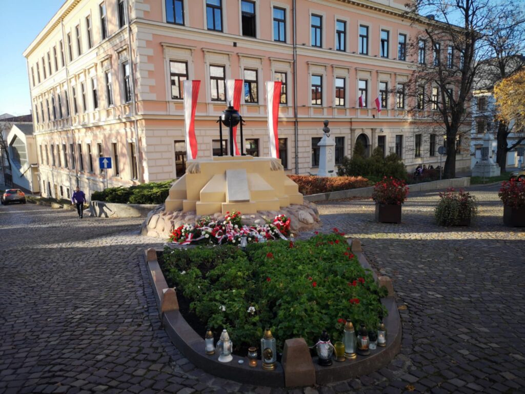 Tarnowskie święto przy odnowionym pomniku 1 9ee2568d 05d8 49ba a965 4018d0226923