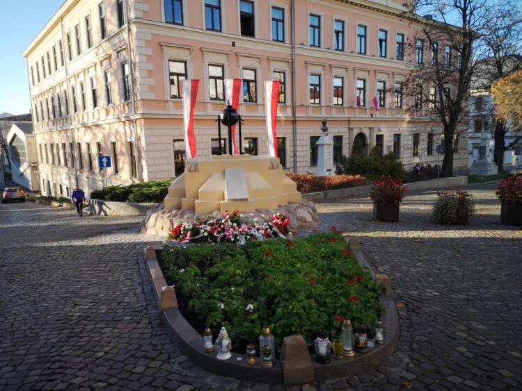 Tarnowskie święto przy odnowionym pomniku 1 9ee2568d 05d8 49ba a965 4018d0226923