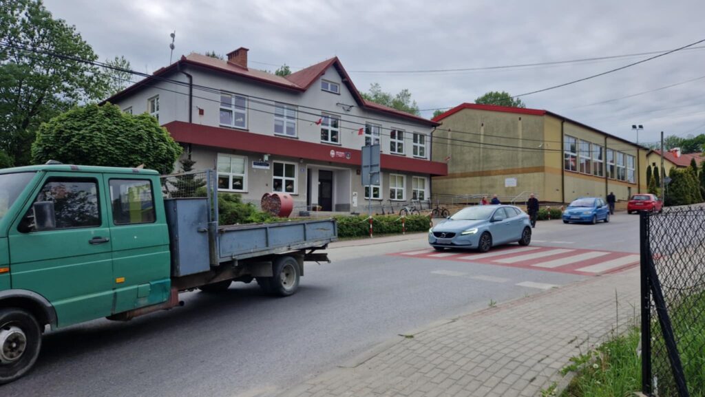 Szkoła w Pawęzowie jest zbyt mała, by pomieścić okolicznych uczniów. Gmina planuje jej rozbudowę 2 Hba3QFTT