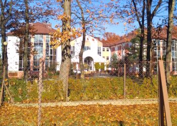 Jest oświadczenie starosty tarnowskiego w sprawie dyrektor DPS w Nowodworzu 2 na zdjęciu: Dom Pomocy Społecznej w Nowodworzu